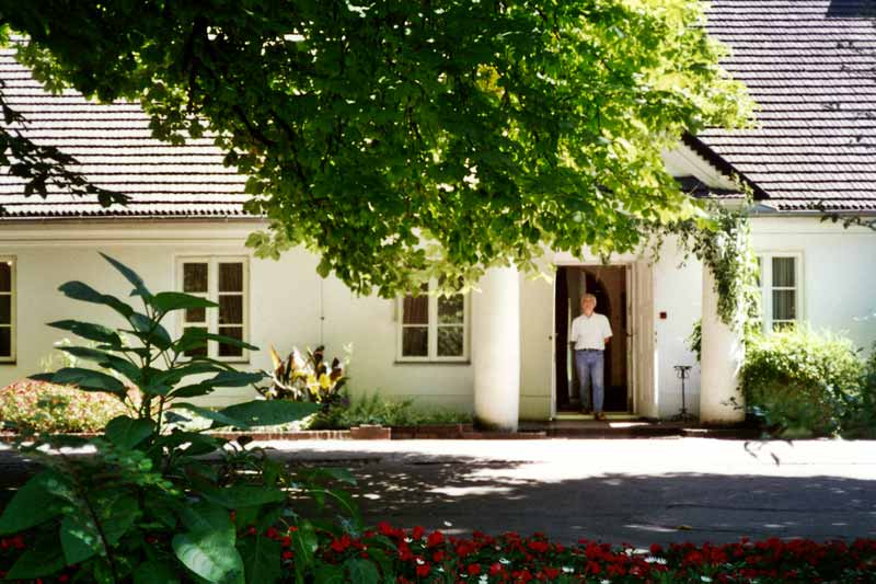 Jean-Paul sort de la maison natale de Frederic
                  Chopin à Zelazowa Wola