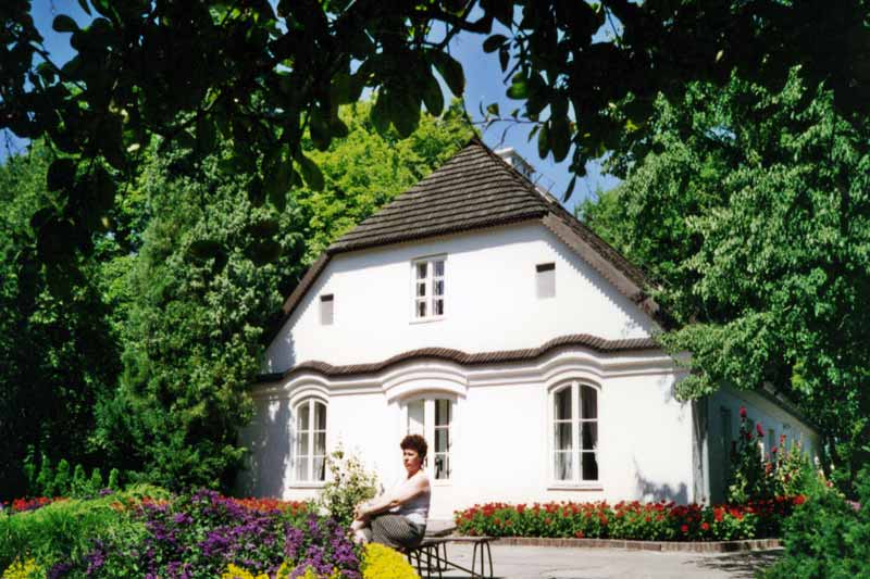 Monique dans le jardin de la maison natale de
                  Frederic Chopin à Zelazowa Wola