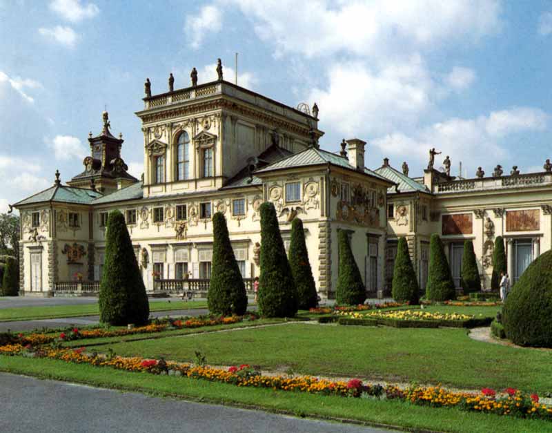 Grande façade de Wilanow entourée de ses jardins à
                l'italienne