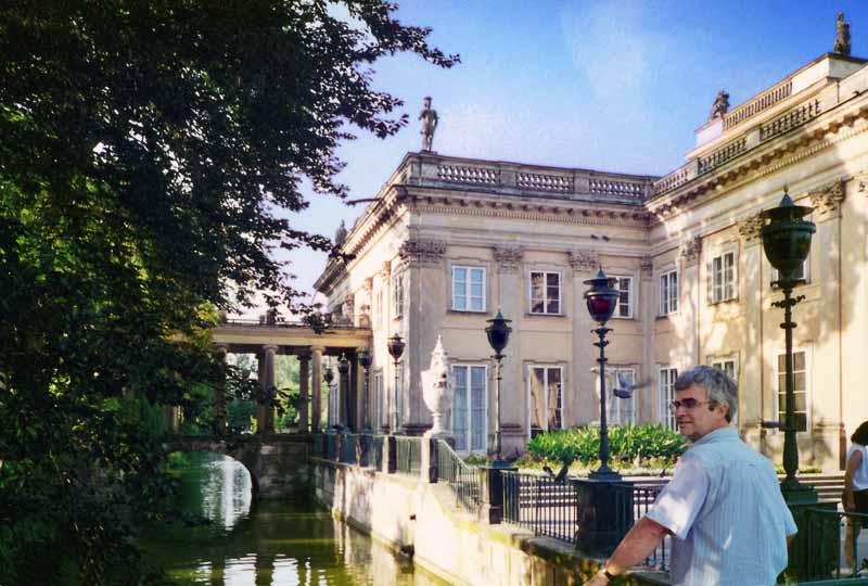 Warsawa, Parc Lasienki, Jean-Paul à l' entrée
                    du Palais sur l'Eau