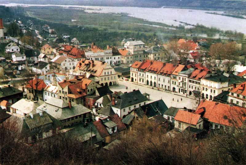 Kazimierz Dolny : rynek de la ville au bord de la
                Wisla