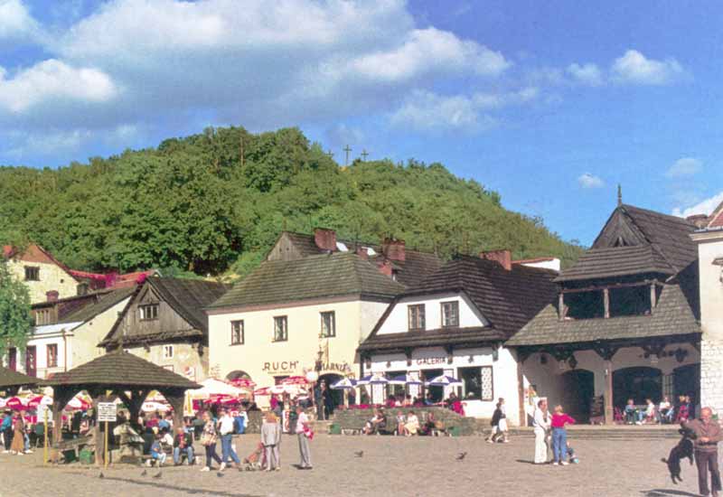 Kazimierz Dolny : la rynek au pied de la Colline des
          Trois Croix