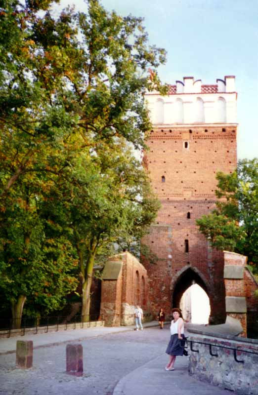 Sandomierz : porte d'Opatow en soirée