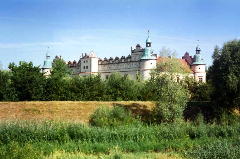 Le château de Baranow au milieu de ses terres