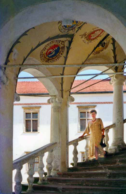 Monique dans le Grand Escalier