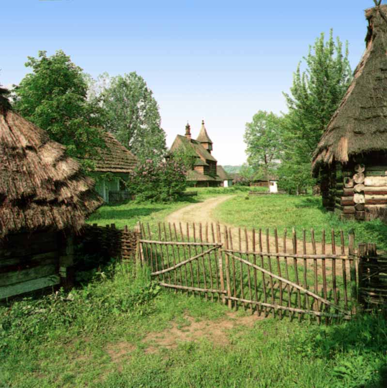 Dans le
                  skansen de Sanok, le chemin menant à l'église au
                  milieu des chaumières