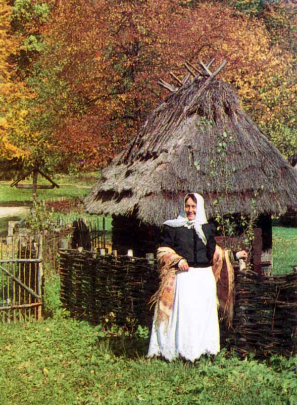 Skansen de Sanok : paysanne en costume
                  traditionnel