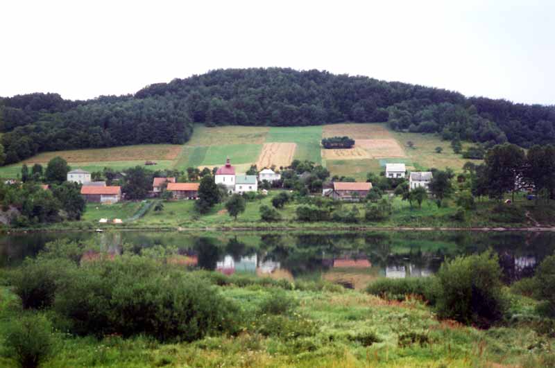 Village le
              long de la rivière San