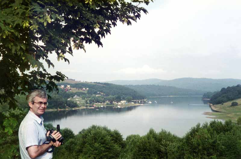 Jean-Paul devant le lac réservoir de
                      Solinskie