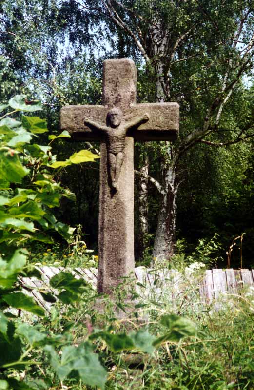 Croix dans le
                    cimetière de la cerkiew de Koptan