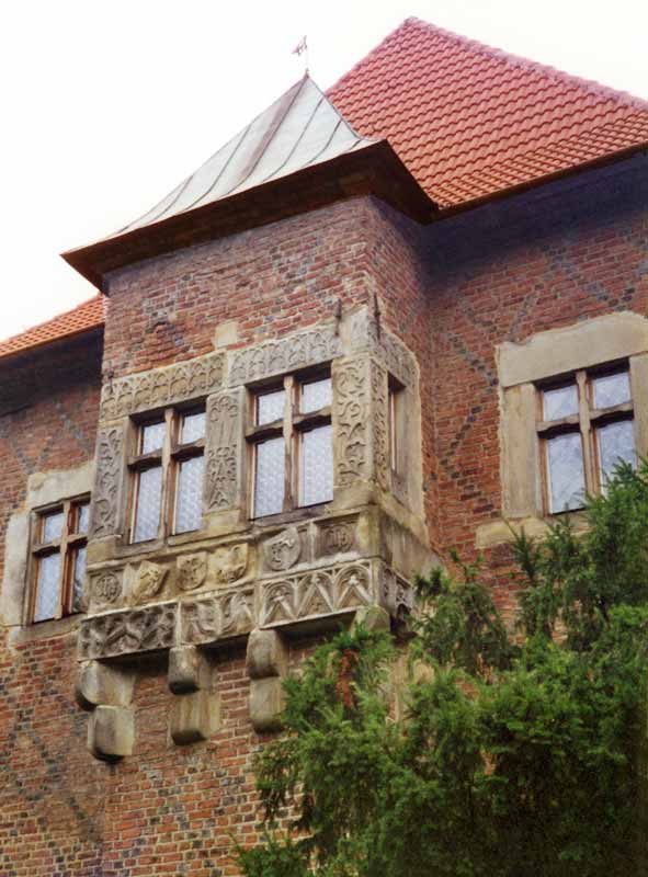 Une belle fenêtre à encorbellement sur la façade du
              château de Debno