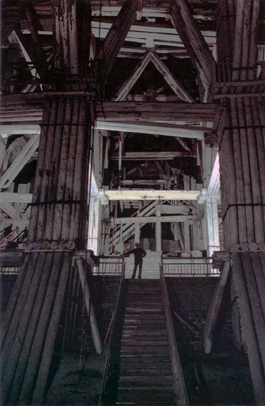 Wieliczka : boisage en haut du grand escalier de
              descente dans la mine