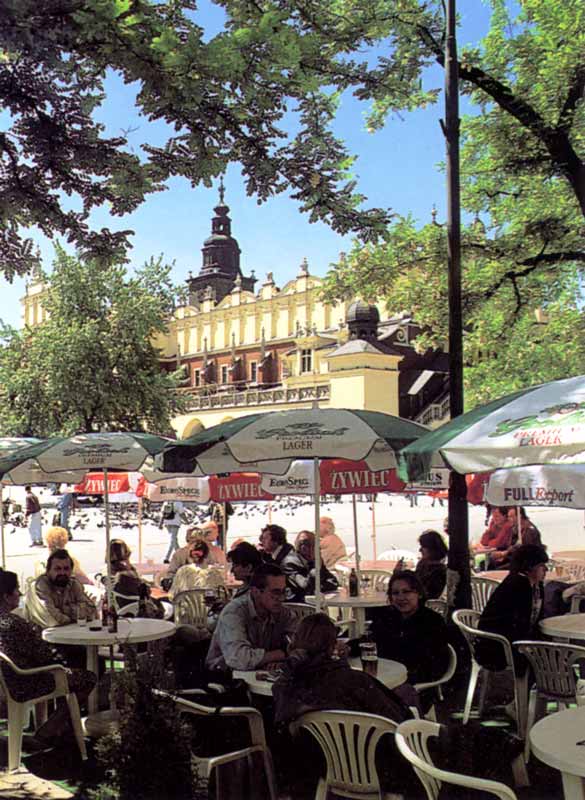 Terrasses des cafés sur la Grande Place du Marché
                de Krakow
