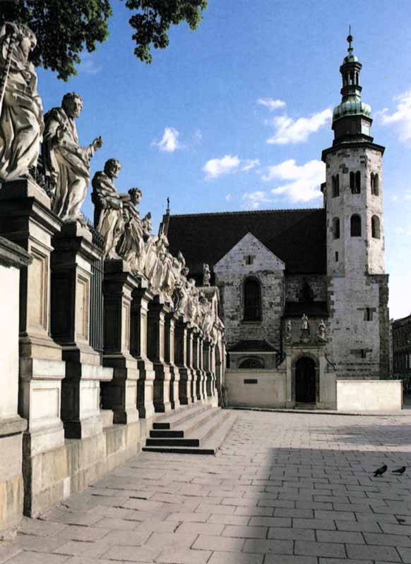 La rangée d'apôtres devant l'église St Pierre et St
              Paul de Krakow