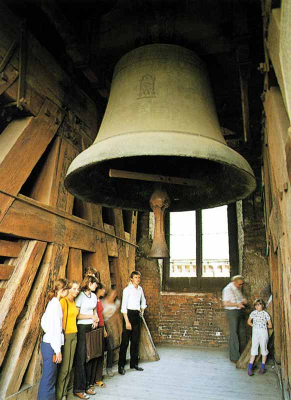 La cloche Zygmunt dans le clocher de la cathédrale
                de Krakow