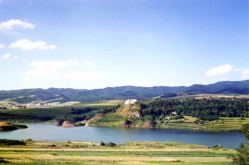 De l'autre côté de la Dunajec élargie par un
                barrage, la silhouette du château de Niedzica