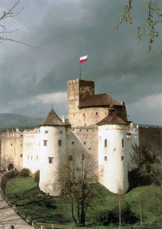 À
                défaut de visite, une carte postale du château de
                Neiedzica...