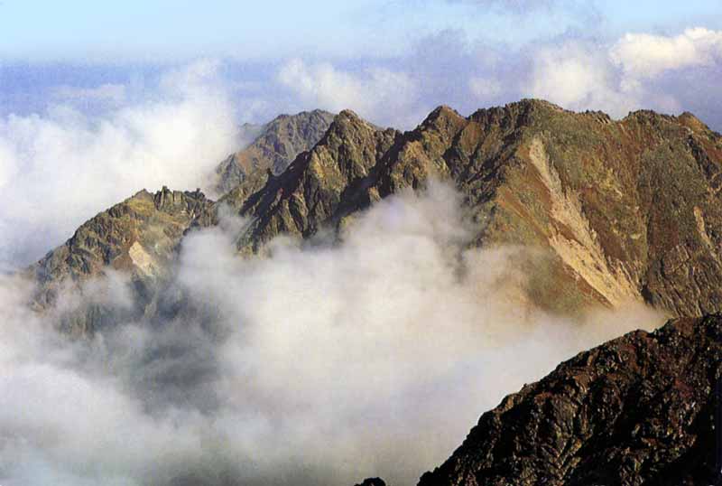 Les nuages envahissent le paysage des Monts Swinika
              et Granarydans