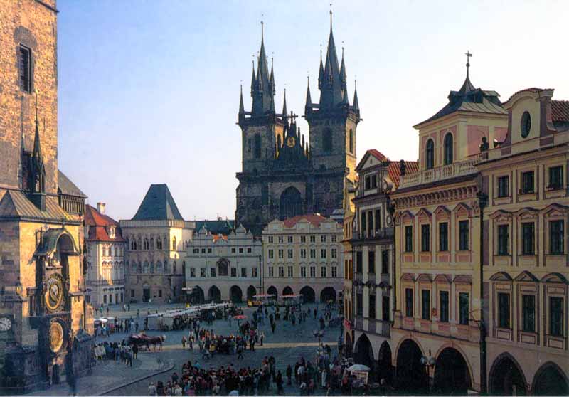 Prague : Place de la Vieille Ville et l'Église
                Notre-Dame de Tyn