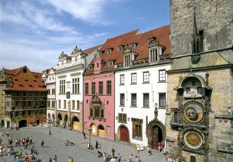 Prague : la Grande Place de la Vieille Ville et l'Horloge
        astronomique de l'Hôtel de Ville