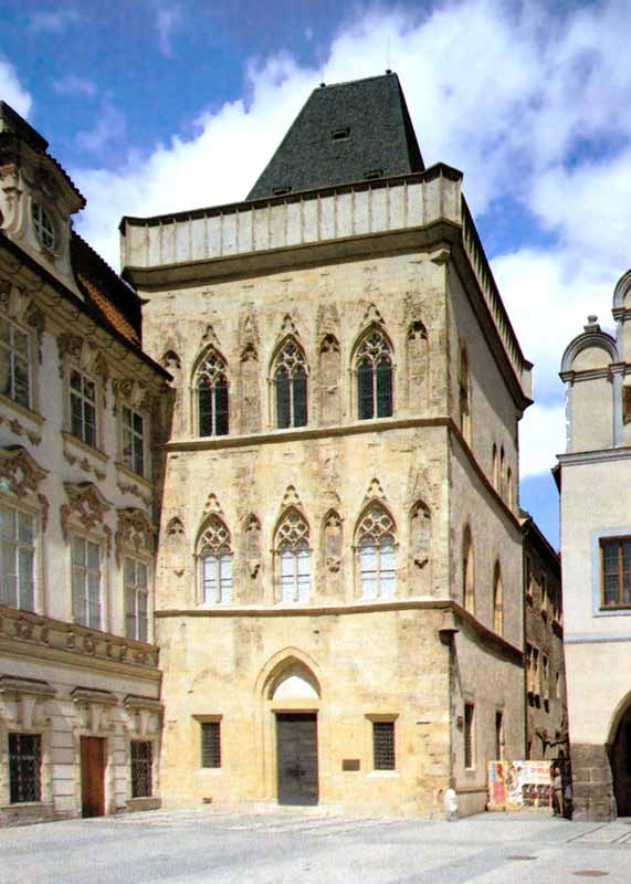 Place de la Vieille Ville de Prague : la Maison à la
              cloche (1330)