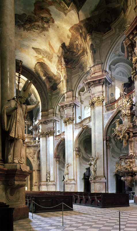 Église Saint Nicolas : la nef et ses piliers