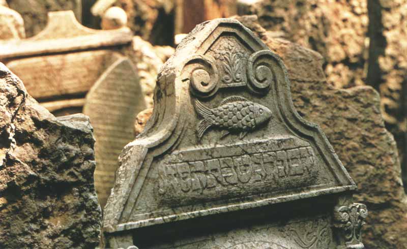 Stèle dans le cimetière juif de Josefov