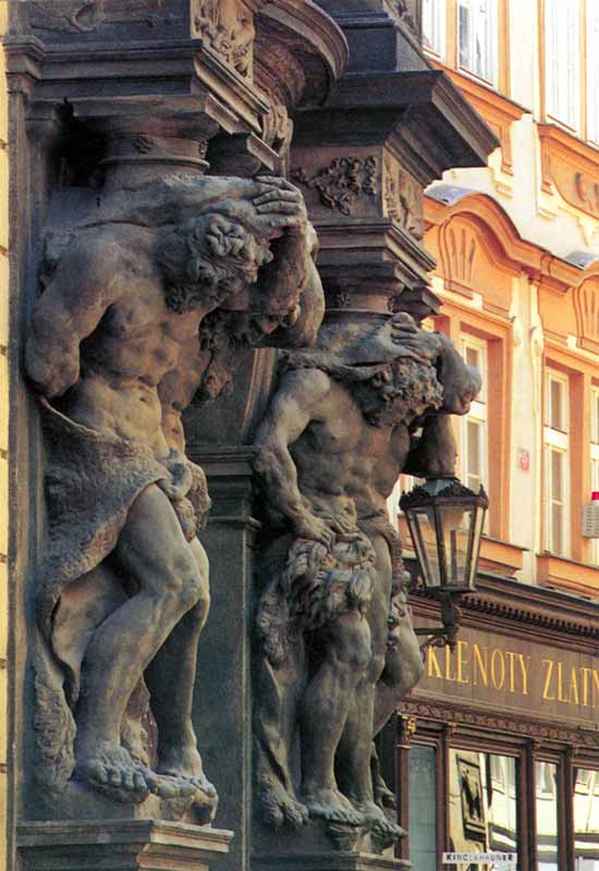 Prague : atlantes supportant l'entrée du Palais
              Clarn-Galasov