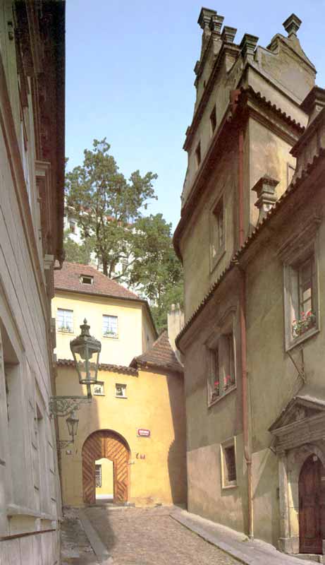 Prague : ruelle près de Notre Dame de Tyn