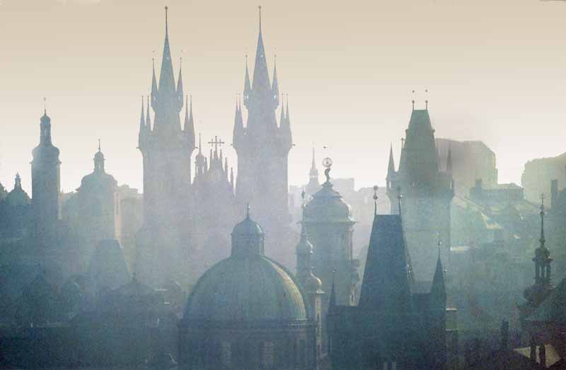Les
        silhouettes des tours de Prague telles qu'elles demeureront dans
        notre mémoire.