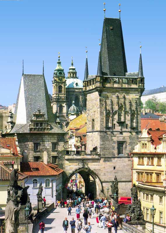Prague: entrée fortifiée du Pont Charles (Mala
                Strana)