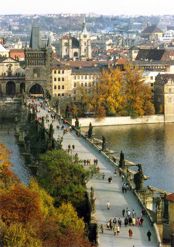 Prague : le Pont Charles vu des tours de la Vieille
                Ville