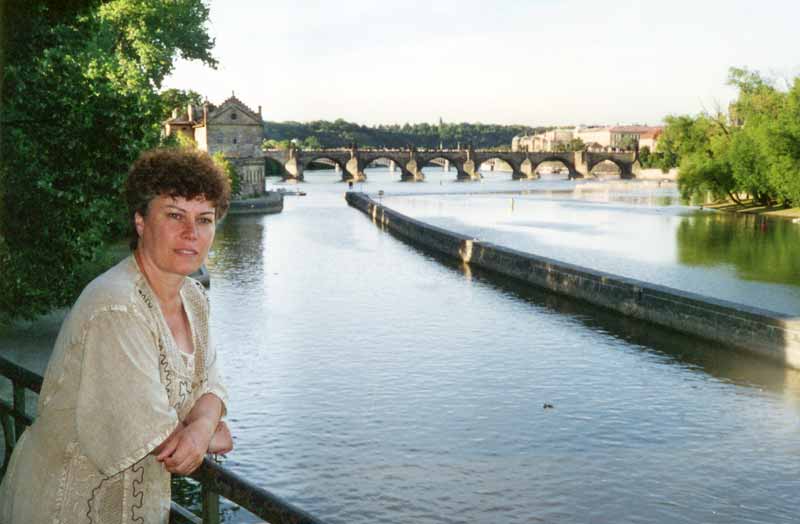 Prague : Monique sur le Pont Legk en quittant la ville