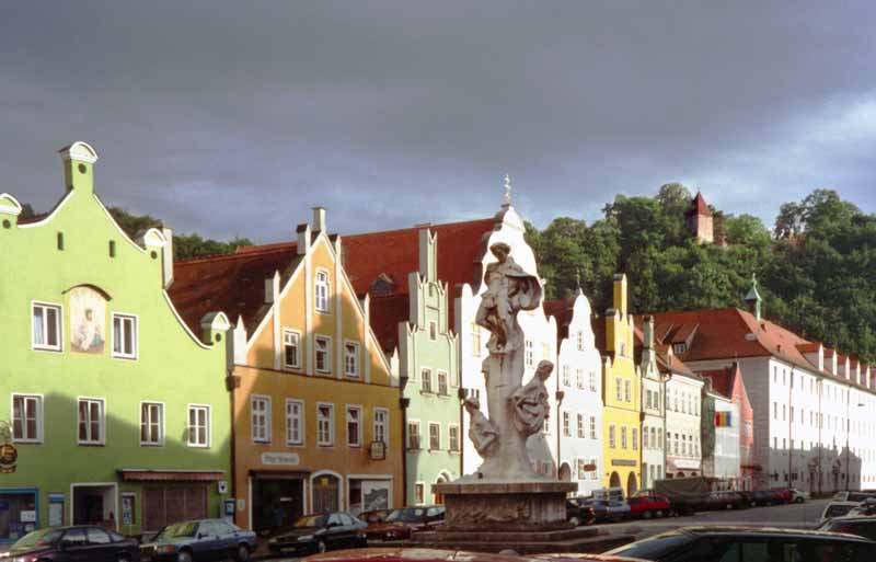 Dans l'Altstadt de Lanshut au pied des restes
                    du château