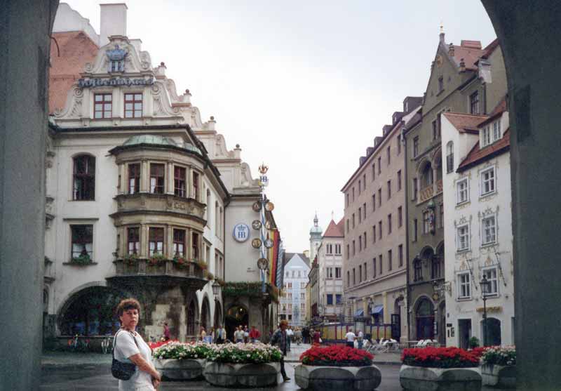 München : la Hofbräuhaus (à gauche)