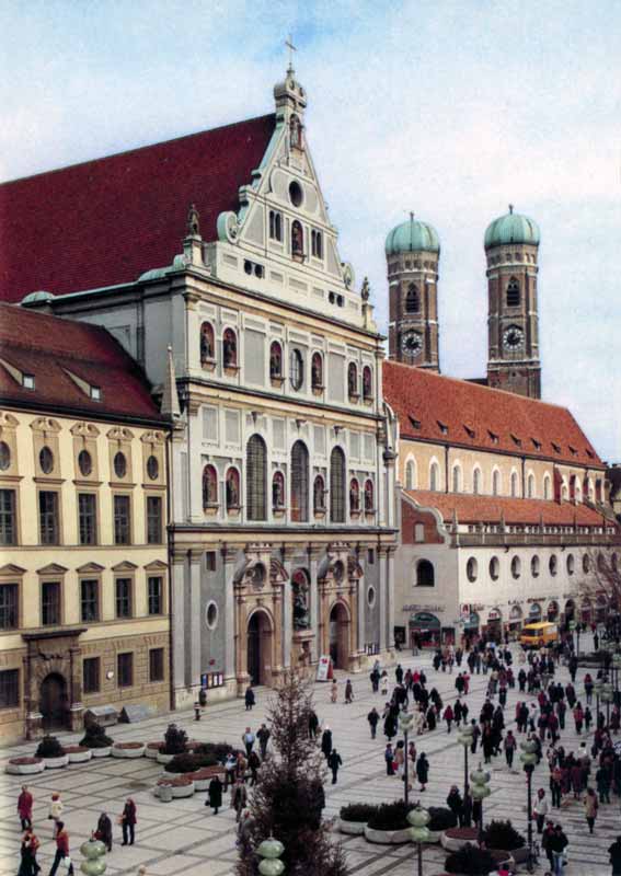 München : façade de l'église Saint Michel et les
                  2 tours de Frauenkirche