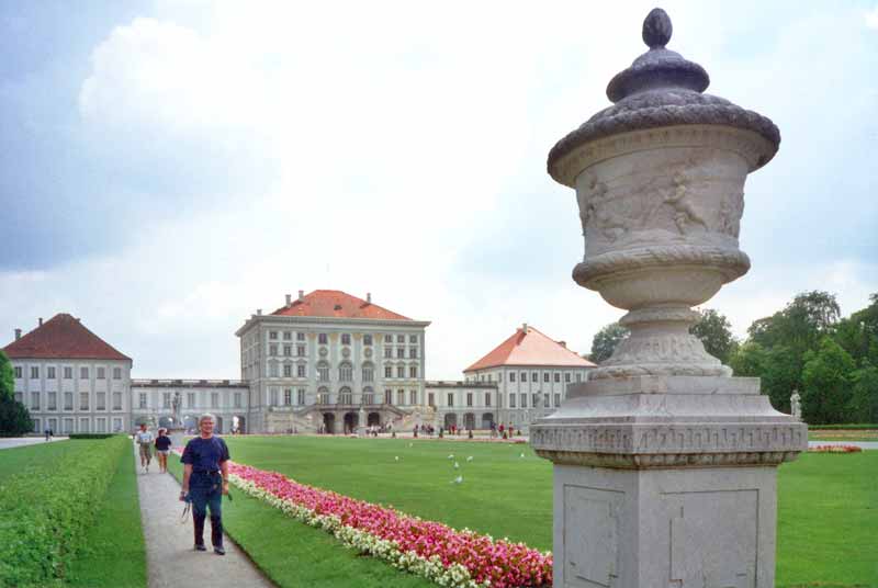 Nymphenburg : la grande pelouse à l'arrière du
                château
