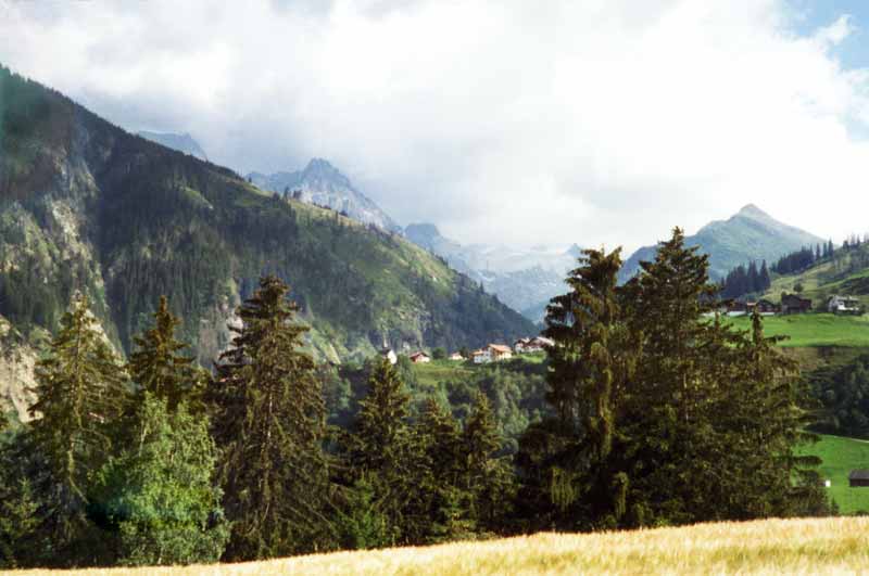 Disentis et les pentes des Alpes suisses depuis
                  le belvédère