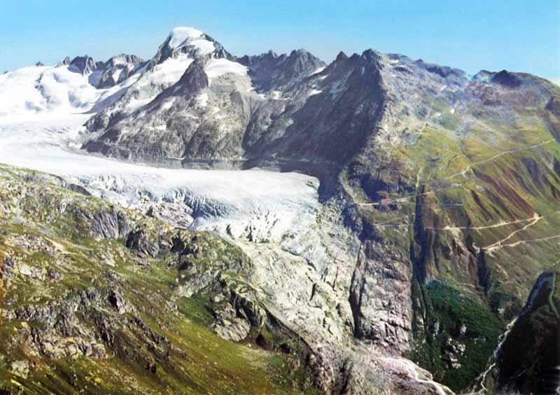 Le
                  Glacier du Rhône et la route du Furkapass depuis la
                  route du Grimsel