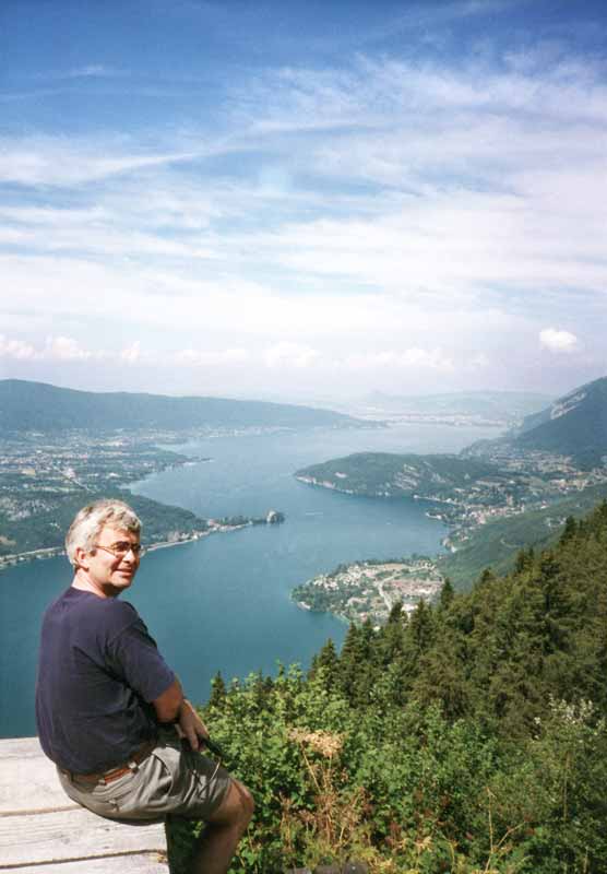 Lac
                  d'Annecy : Jean-Paul sur l'aire d'envol des deltaplane
                  au Col de la Forclaz