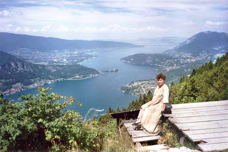 Col
                  de la Forclaz : le lac d'Annecy depuis l'aire d'envol
                  des deltaplanes