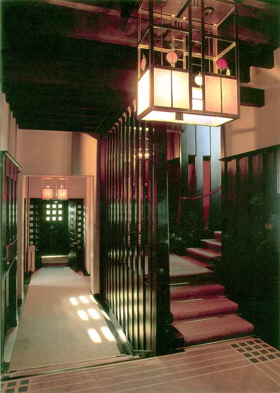 Hill House : l'entrée et l'escalier