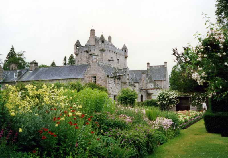 Cawdor depuis son jardin fleuri