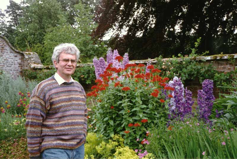 Jean-Paul devant les superbes bordures de Castle Fraser