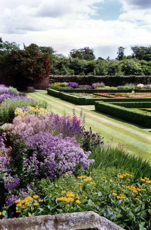 Pitmeden : tour du grand jardin baroque