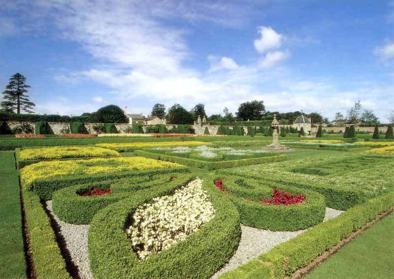 Pittmedden : le parterre en terrasse intitulé
                «Tempus Fugit»