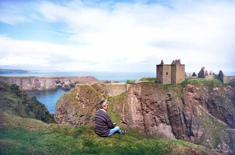 Jean-Paul
                devant les ruines de Dunottar