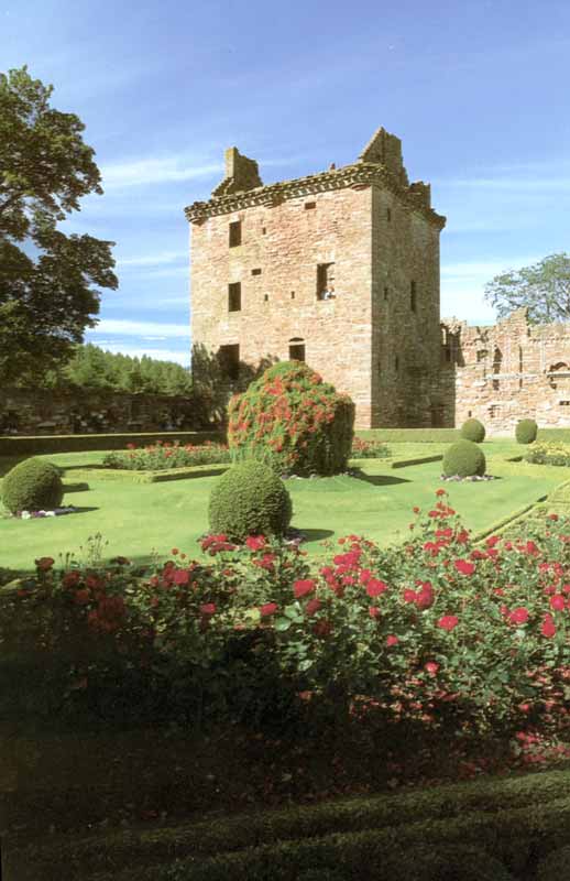 La tour
                d'Edzell au-dessus de son jardin