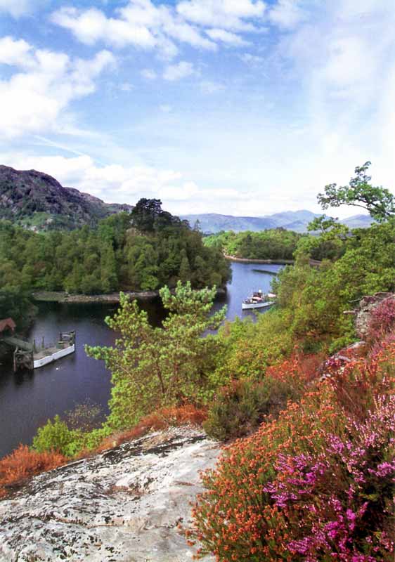 Le
                Sir Walter Scott arrive au quai sur le Loch Katrine