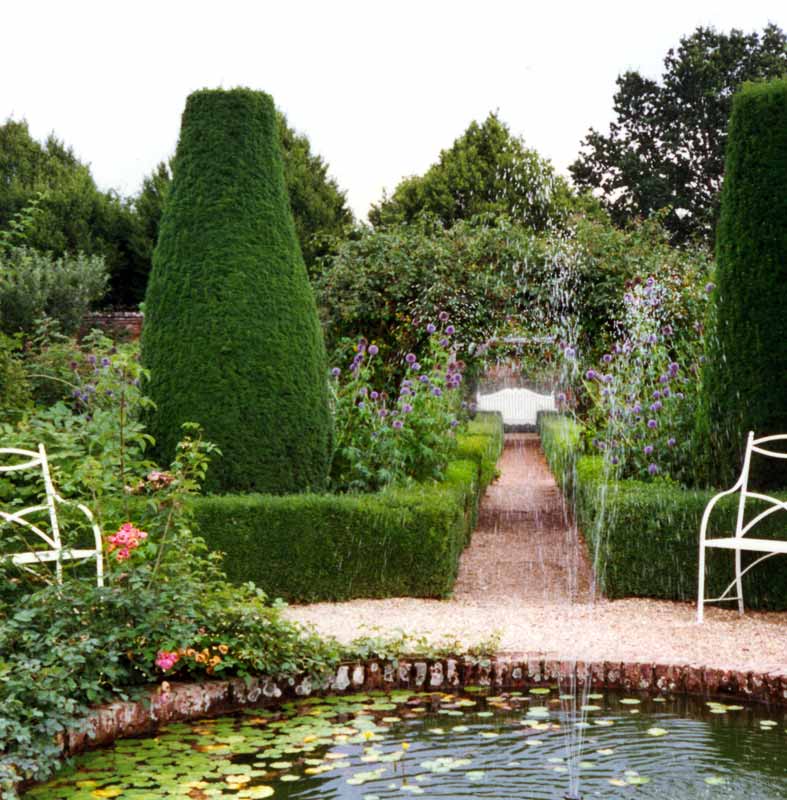 Mottisfont Abbey : vista à partir du bassin